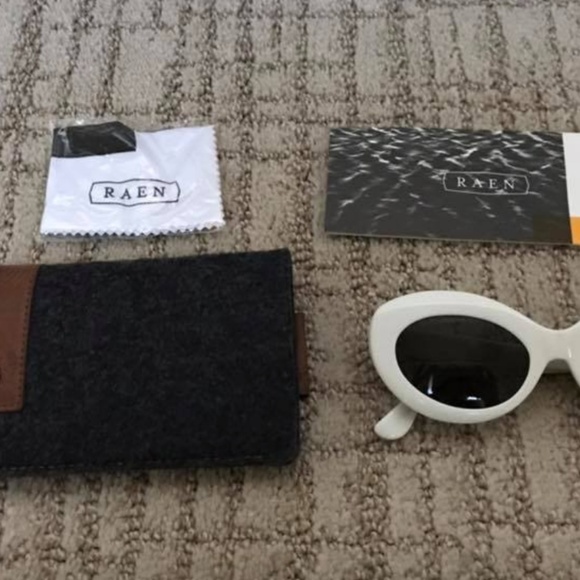 RAEN Eyewear Luxury Wig White Round Sunglasses